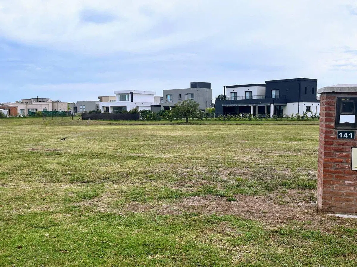 LOTE EN VENTA EN BARRIO SANTA LUCIA PILAR DEL ESTE 4