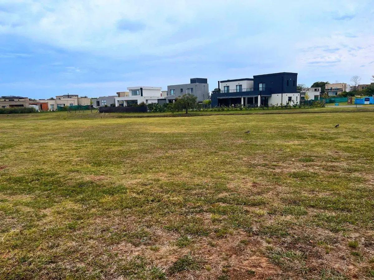 LOTE EN VENTA EN BARRIO SANTA LUCIA PILAR DEL ESTE 2