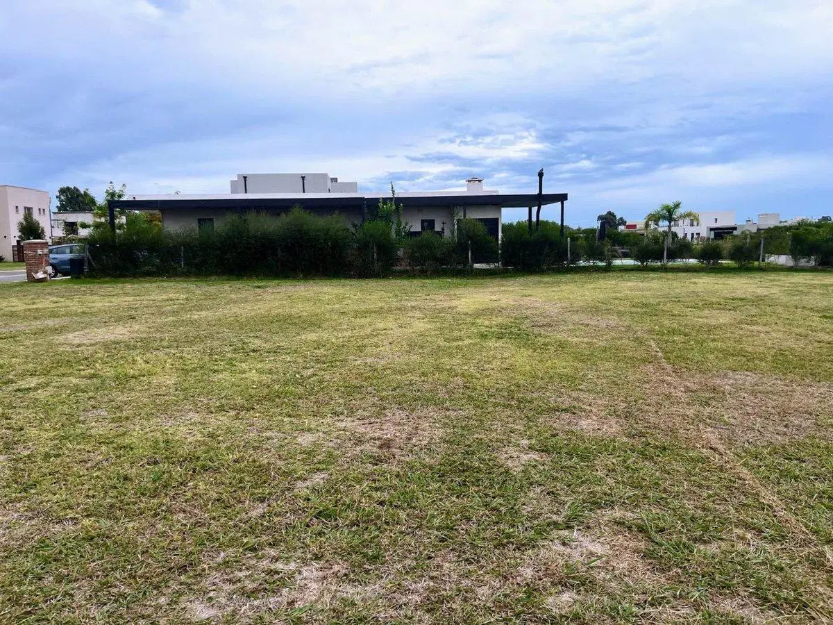 LOTE EN VENTA EN BARRIO SANTA LUCIA PILAR DEL ESTE 4