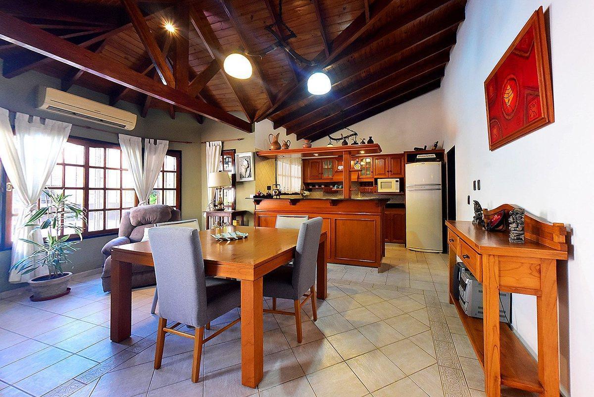 Foto de VENTA CASA EN ITUZAINGÓ, 4 AMB CON PATIO Y PILETA, imagen 4