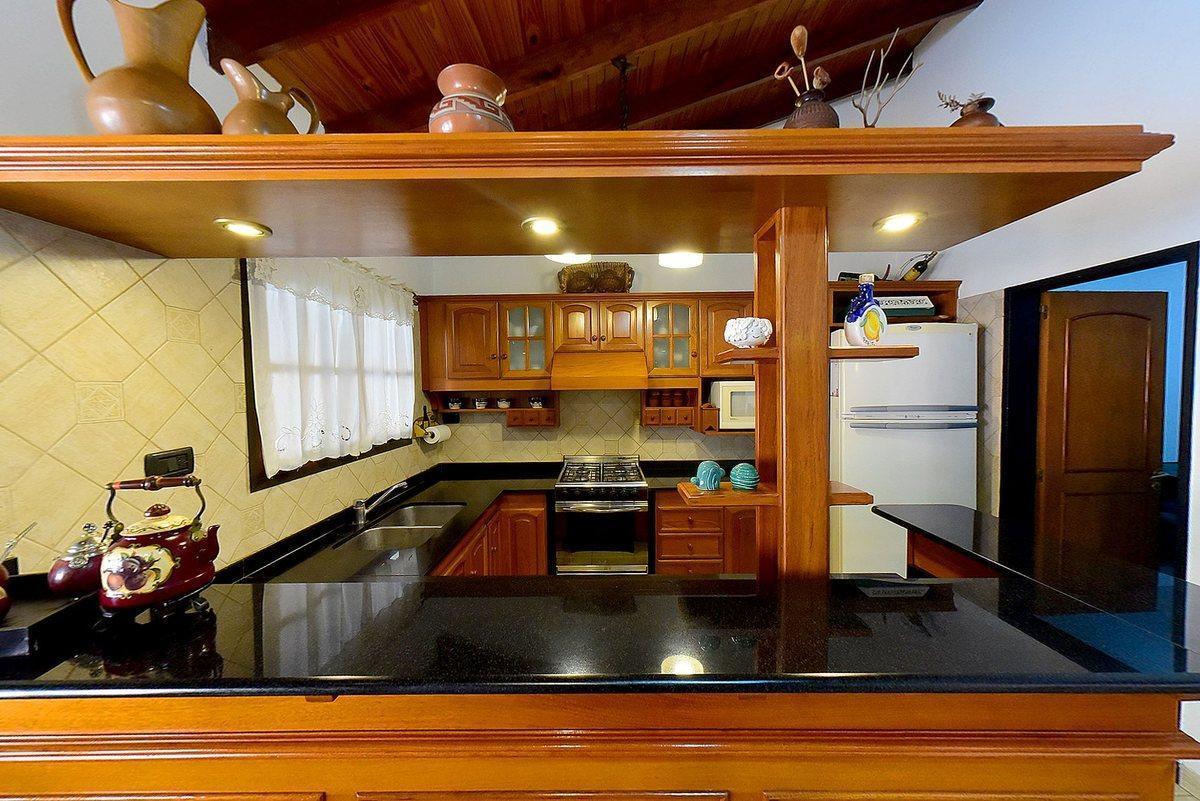 Foto de VENTA CASA EN ITUZAINGÓ, 4 AMB CON PATIO Y PILETA, imagen 4