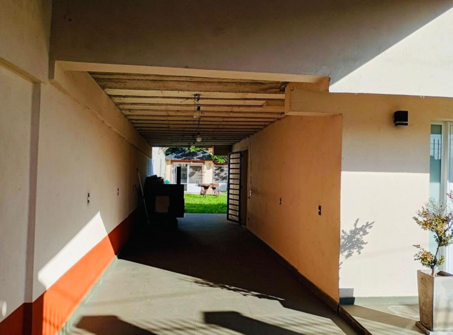 Foto de Casa 3 Amb Venta Burzaco Cochera Pileta y Quincho, imagen 4