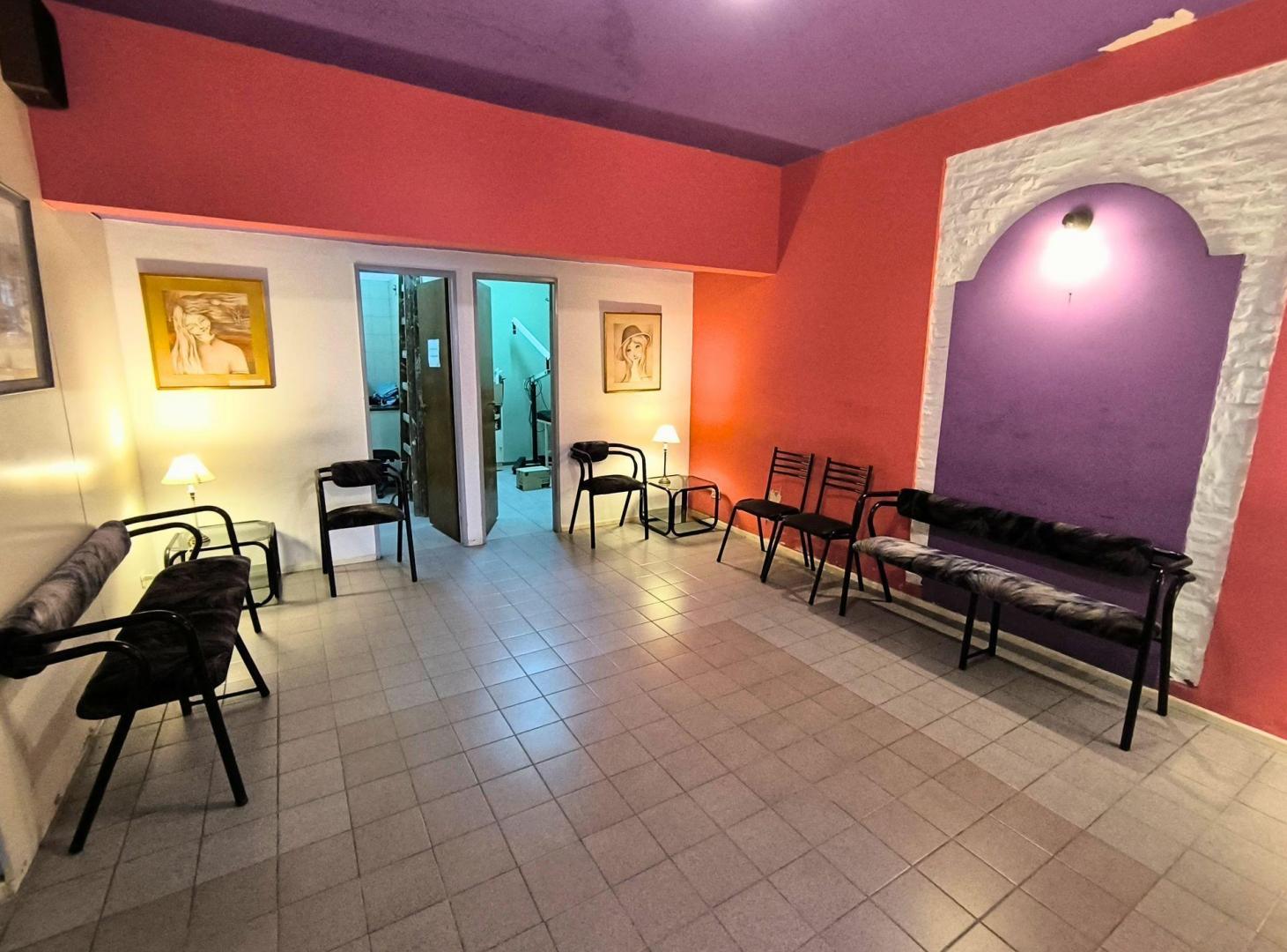 Foto de Consultorio múltiple equipado / PH en V. Sarsfield, imagen 2