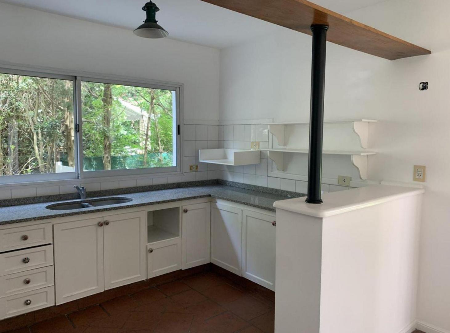 Foto de CASA EN VENTA 5 AMBIENTES BARRIO BERMUDAS, BS.AS., imagen 4