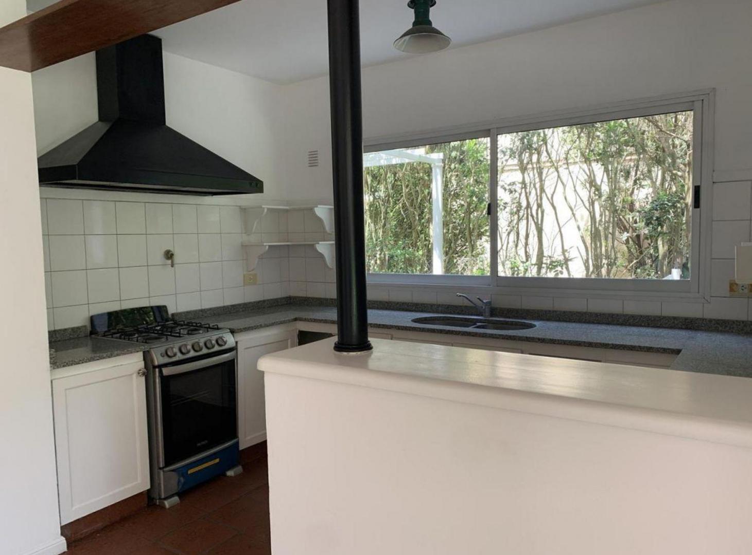 Foto de CASA EN VENTA 5 AMBIENTES BARRIO BERMUDAS, BS.AS., imagen 3