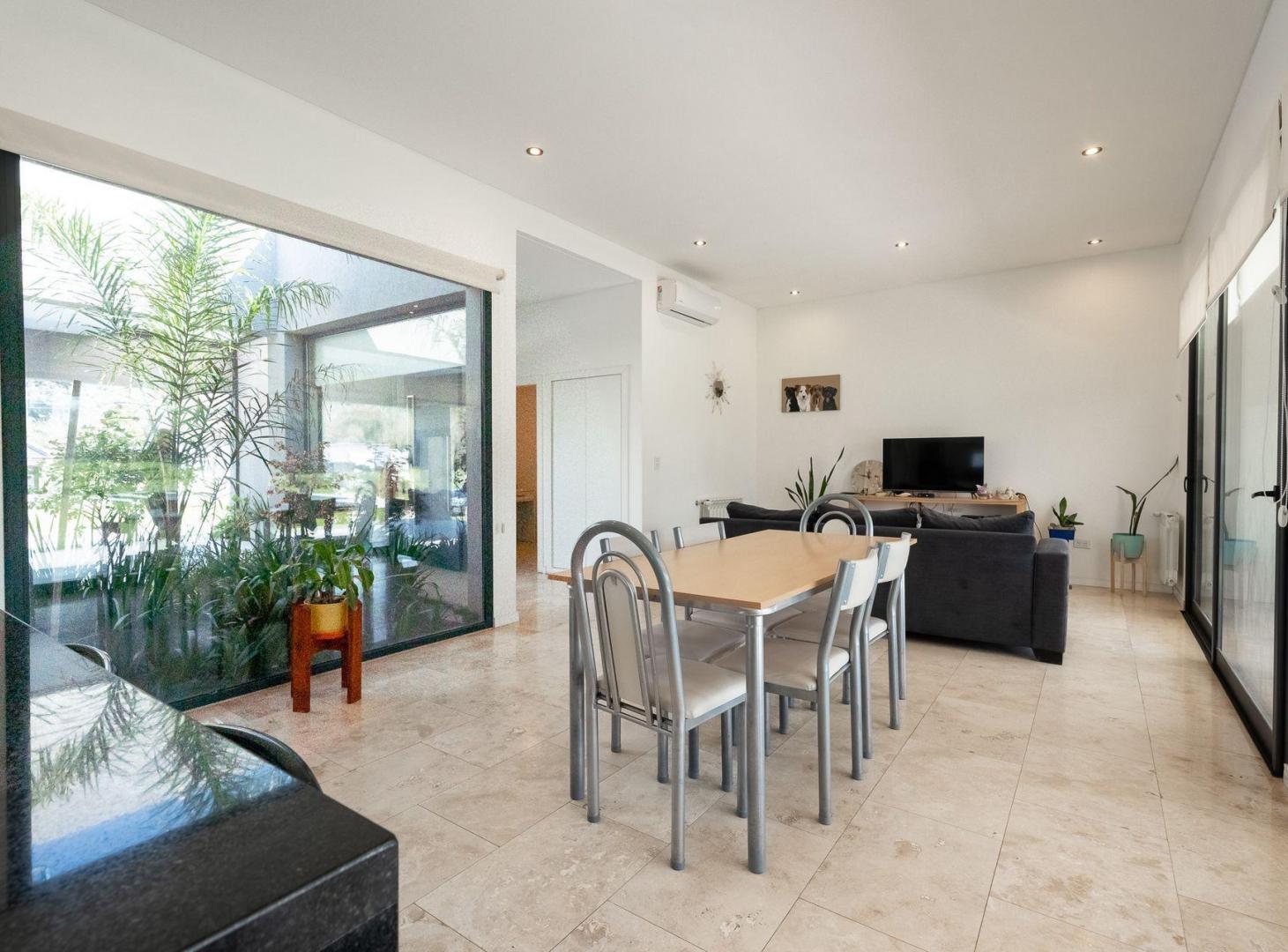Foto de Casa en venta barrio "Las Calandrias" con pileta, imagen 2