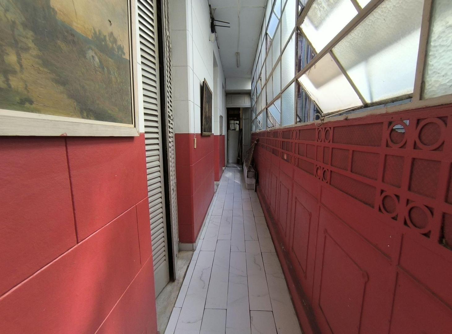 Foto de Dpto. 8 amb. Resid. Estudiat. en venta Balvanera, imagen 1