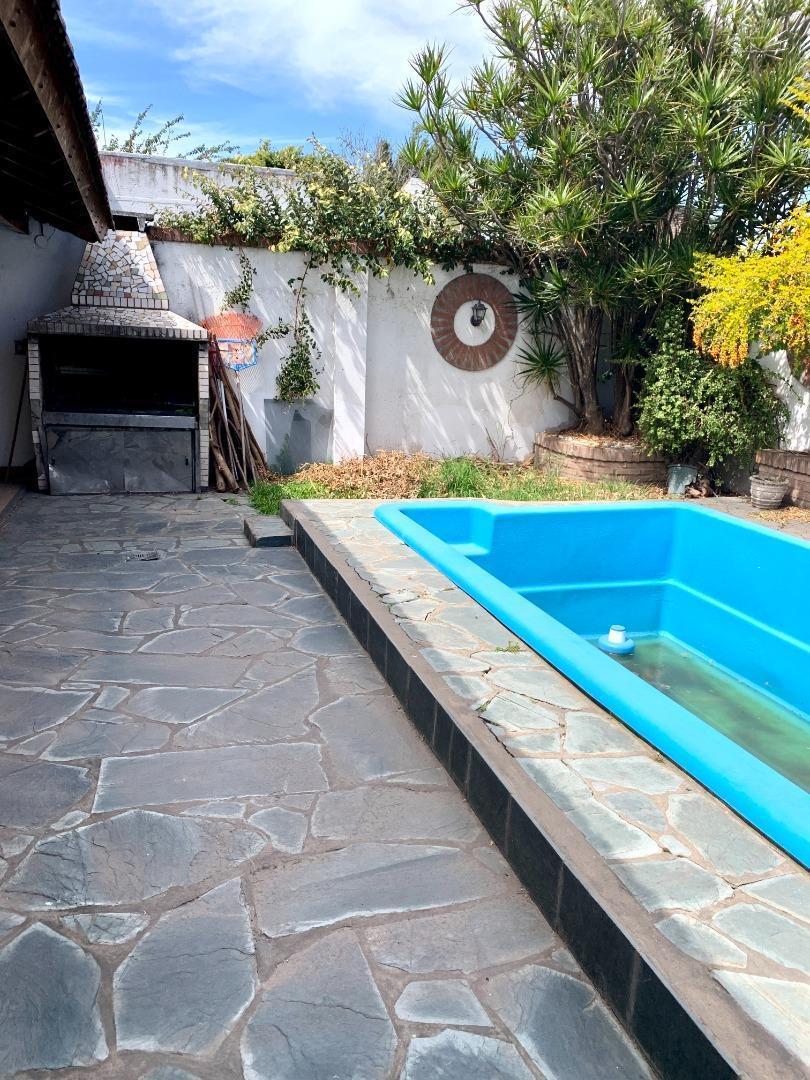 Foto de VENTA CASA 4 AMBIENTES PILETA GARAGE PARRILLA VILLA LIBERTAD, imagen 4