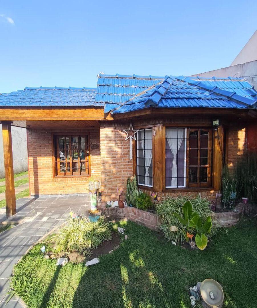 Foto de Venta de casa en castelar con terreno grande, imagen 1