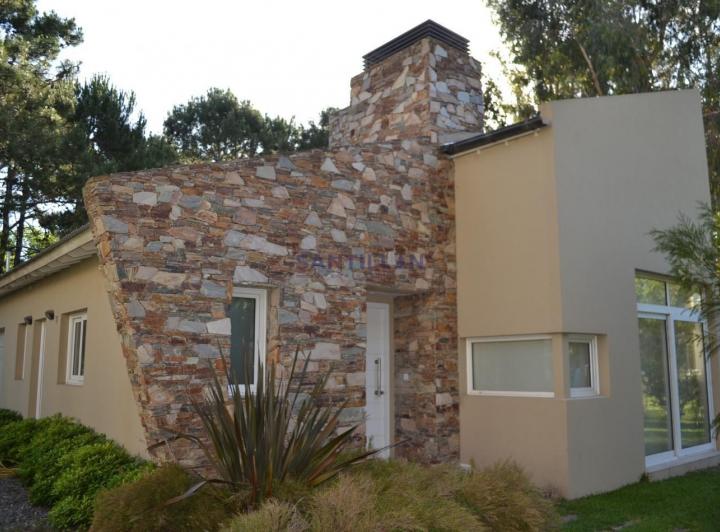 Moderna propiedad en alquiler en Carilo 1
