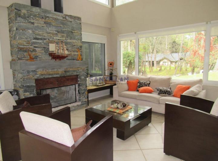 Hermosa y Moderna Propiedad con Piscina Climatizada en Carilo 2