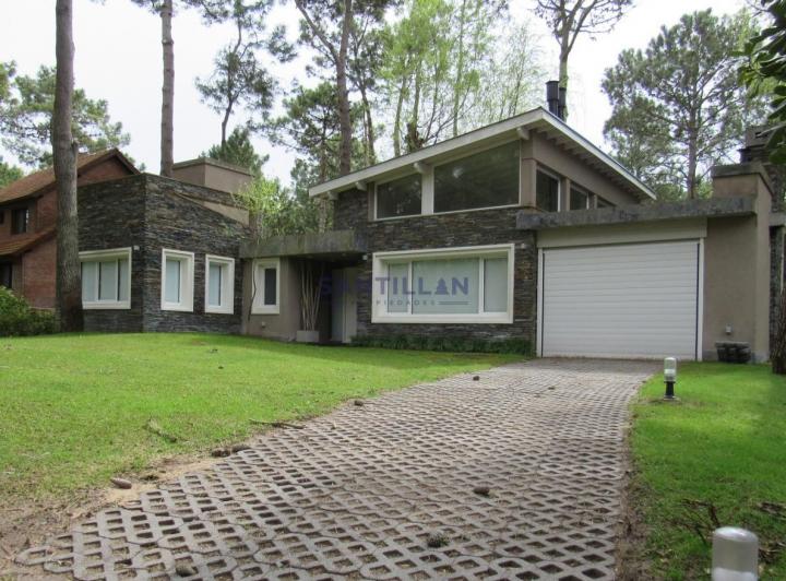 Hermosa y Moderna Propiedad con Piscina Climatizada en Carilo 1