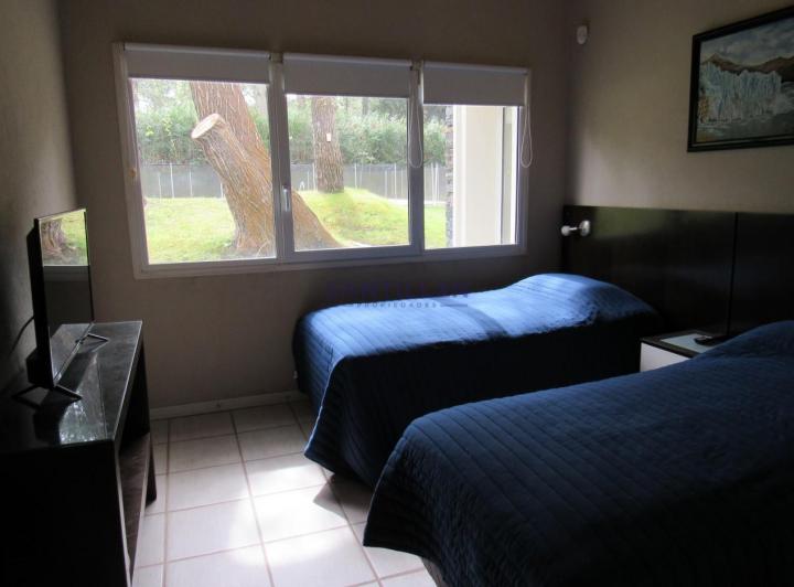 Hermosa y Moderna Propiedad con Piscina Climatizada en Carilo 5