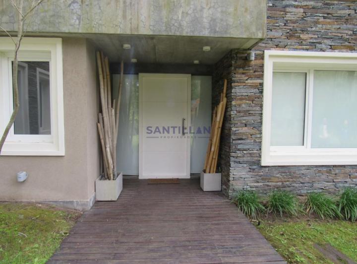 Hermosa y Moderna Propiedad con Piscina Climatizada en Carilo 3
