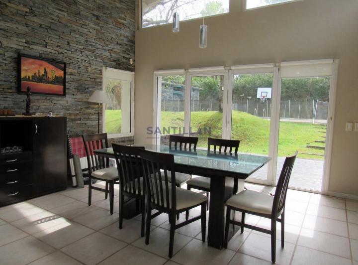 Hermosa y Moderna Propiedad con Piscina Climatizada en Carilo 4