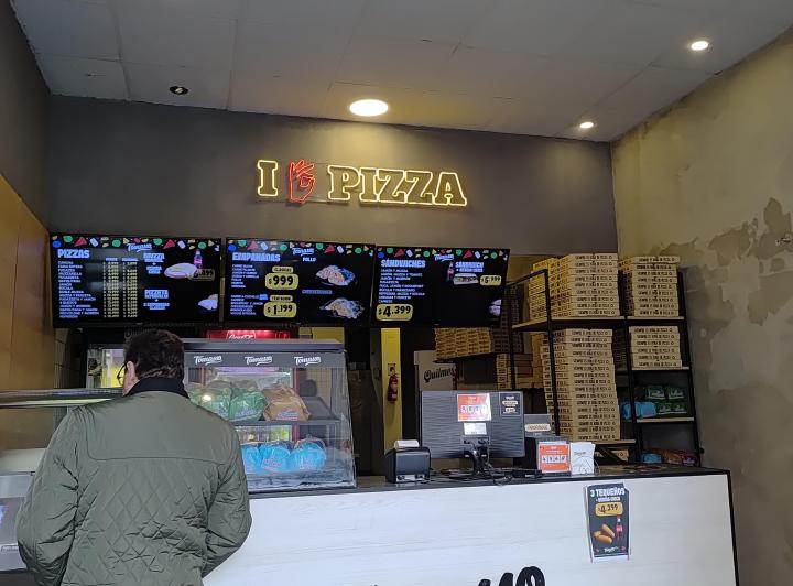 Local muy amplio SIN EXPENSAS en dos plantas en excelente zona comercial 3