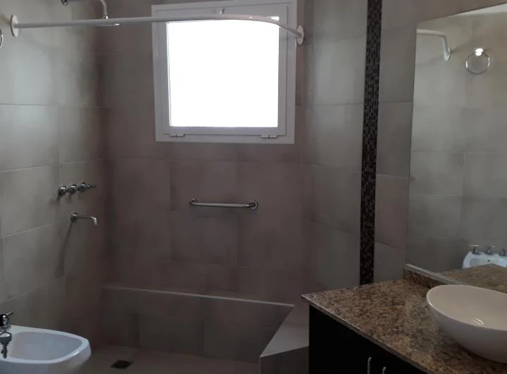 Alquilo casa en barrio privado Valle Escondido 5