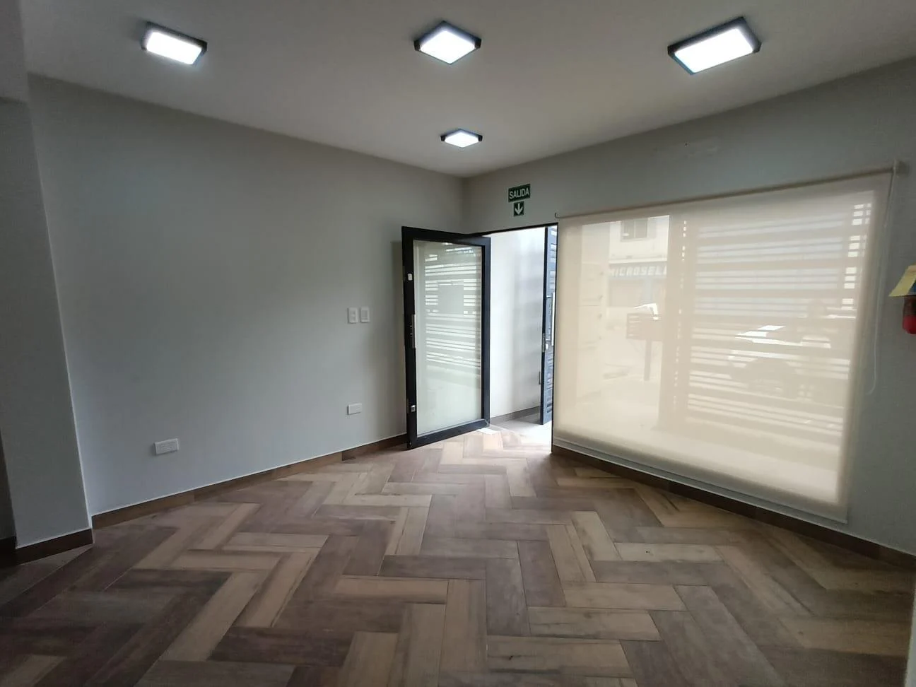 Foto de LOCAL COMERCIAL A ESTRENAR, ZABALA al 700, imagen 2