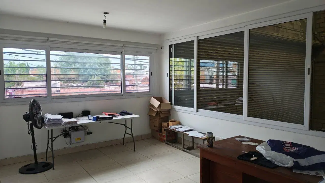 Excelente Galpón/Depósito de 360m² con Oficinas y Entrada de Camión – Pje Ten al 100 3