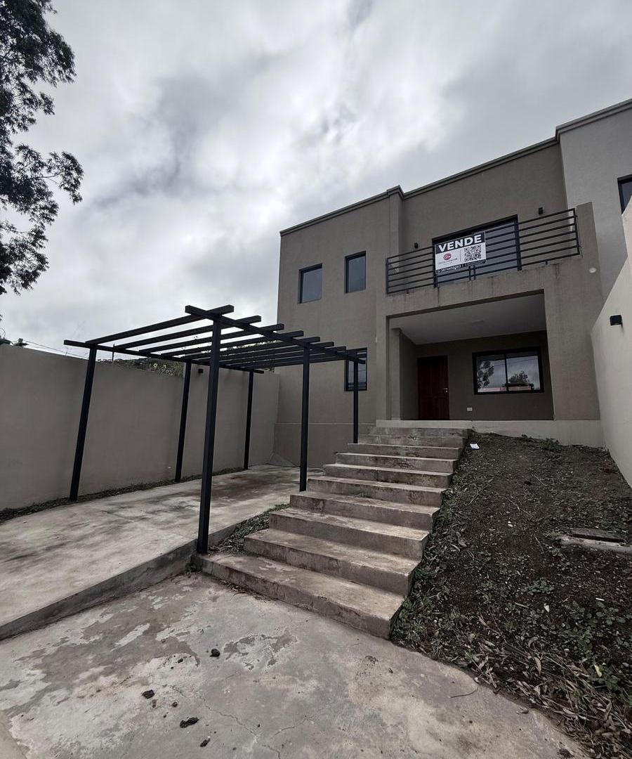 Venta duplex en Barrio Los Profesionales