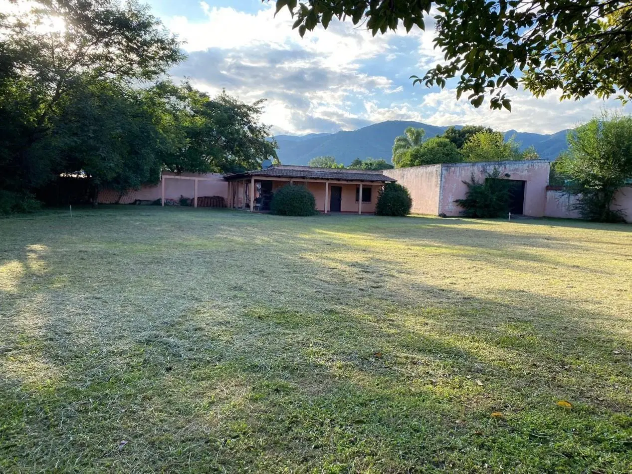 Casa en  San Lorenzo, 5 dormitorios, jardin pileta 2