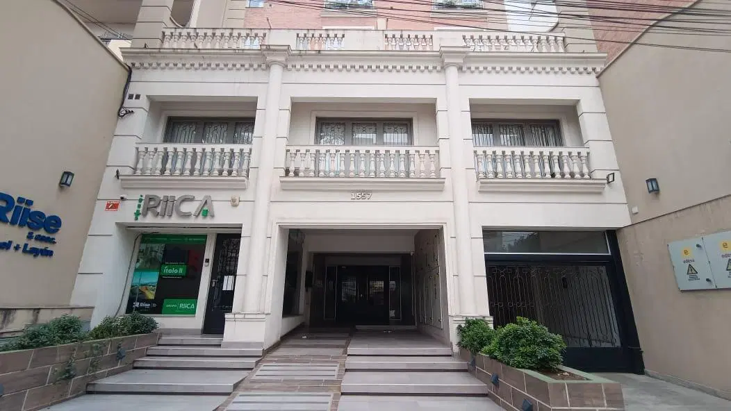 Alquiler Departamento 2 Ambientes Al Frente Con Cochera Y Balcón - Av. Belgrano 1500 2