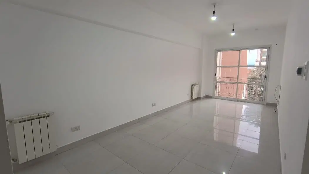 Alquiler Departamento 2 Ambientes Al Frente Con Cochera Y Balcón - Av. Belgrano 1500 3