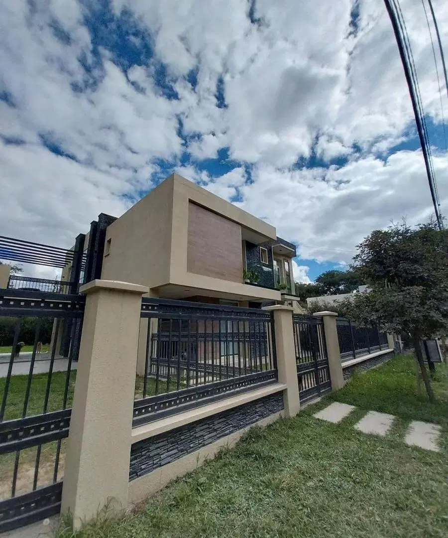 Casa en Venta y Alquiler de 4 Dormitorios en B° Privado Los Olmos, Salta Capital 1