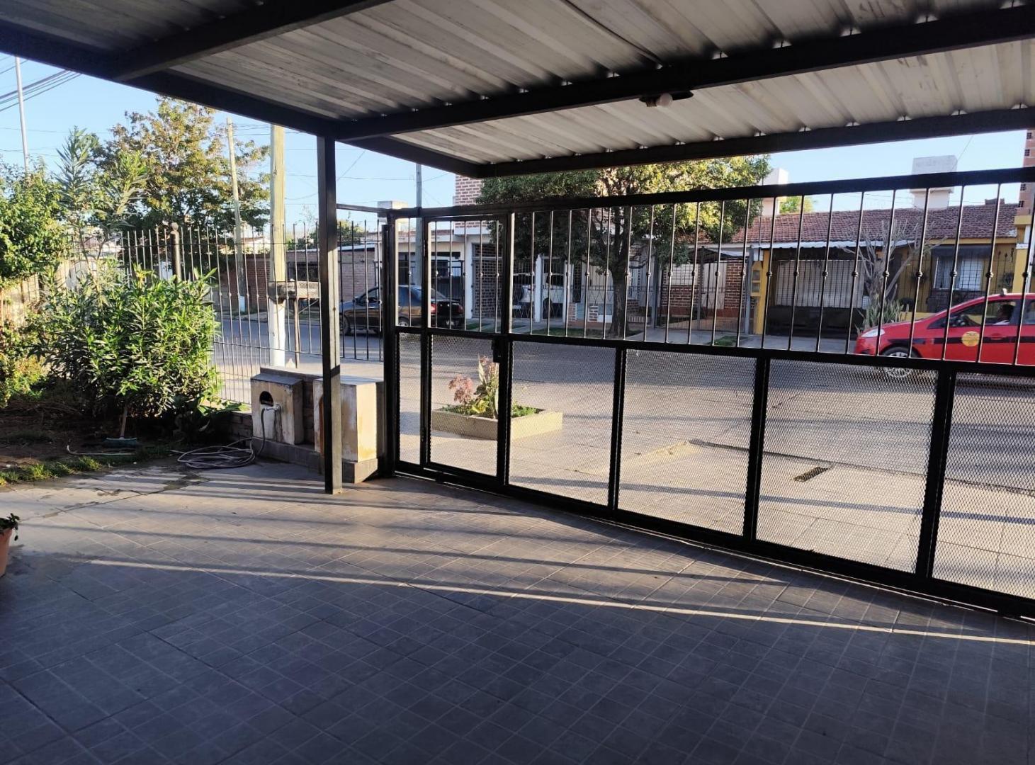 Foto de Casa en venta con local comercial. Zona sur., imagen 2