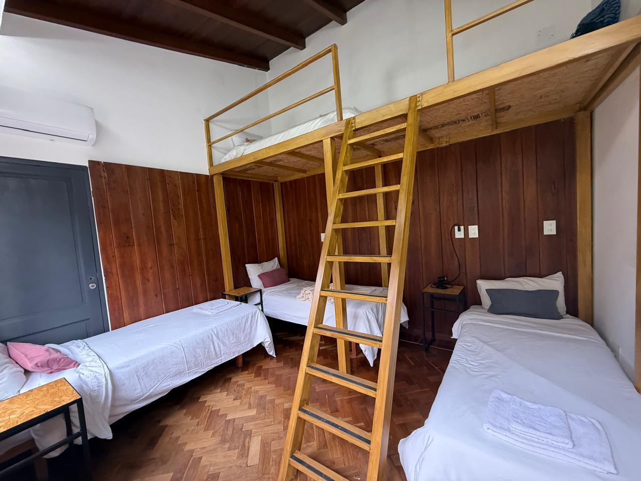 Foto de Hostel en Venta con Fondo de comercio activo – Dean Funes al 100, imagen 2