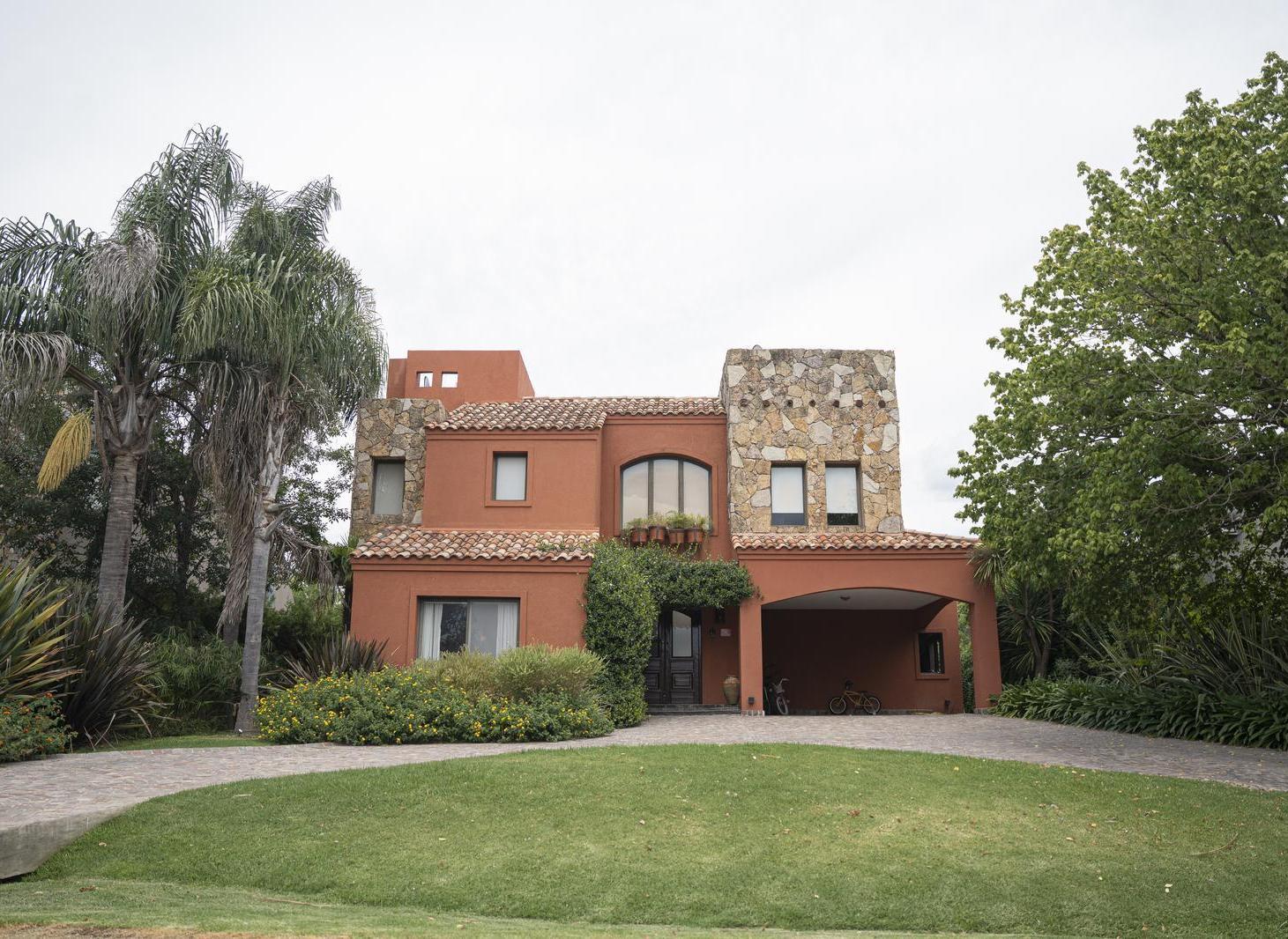 Casa colonial el venta en barrio Champagnat, Estancias del Pilar