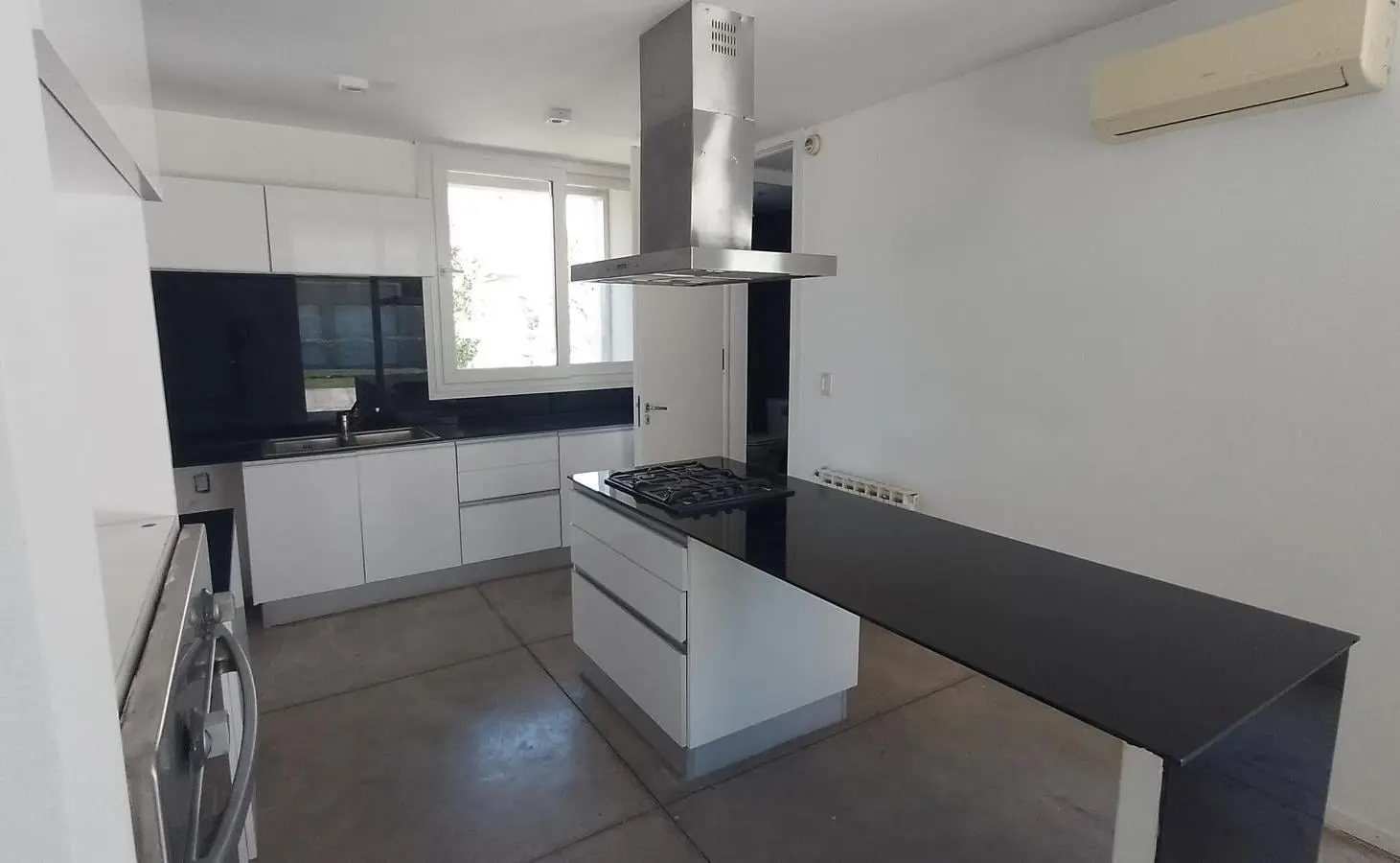 Casa en Barrio privado Miraflores, Funes, 3 dormitorios, pileta. 4