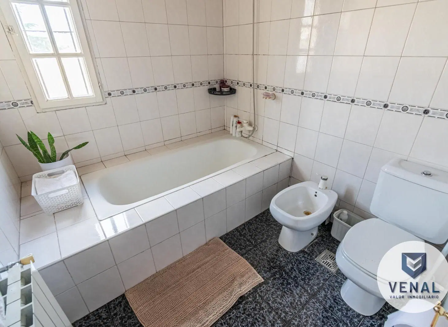 Venta casa 5 ambientes, 3 dormitorios, quincho, pileta, fondo, parrilla en el centro de Escobar 5