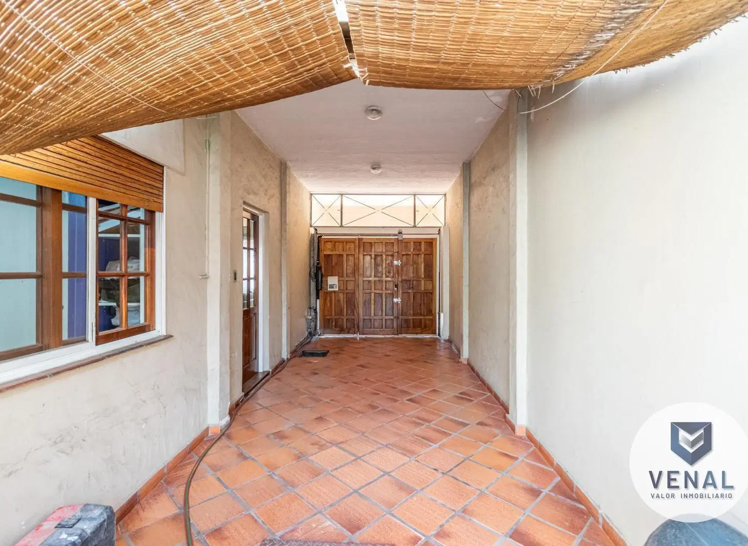 Venta casa 5 ambientes, 3 dormitorios, quincho, pileta, fondo, parrilla en el centro de Escobar 3