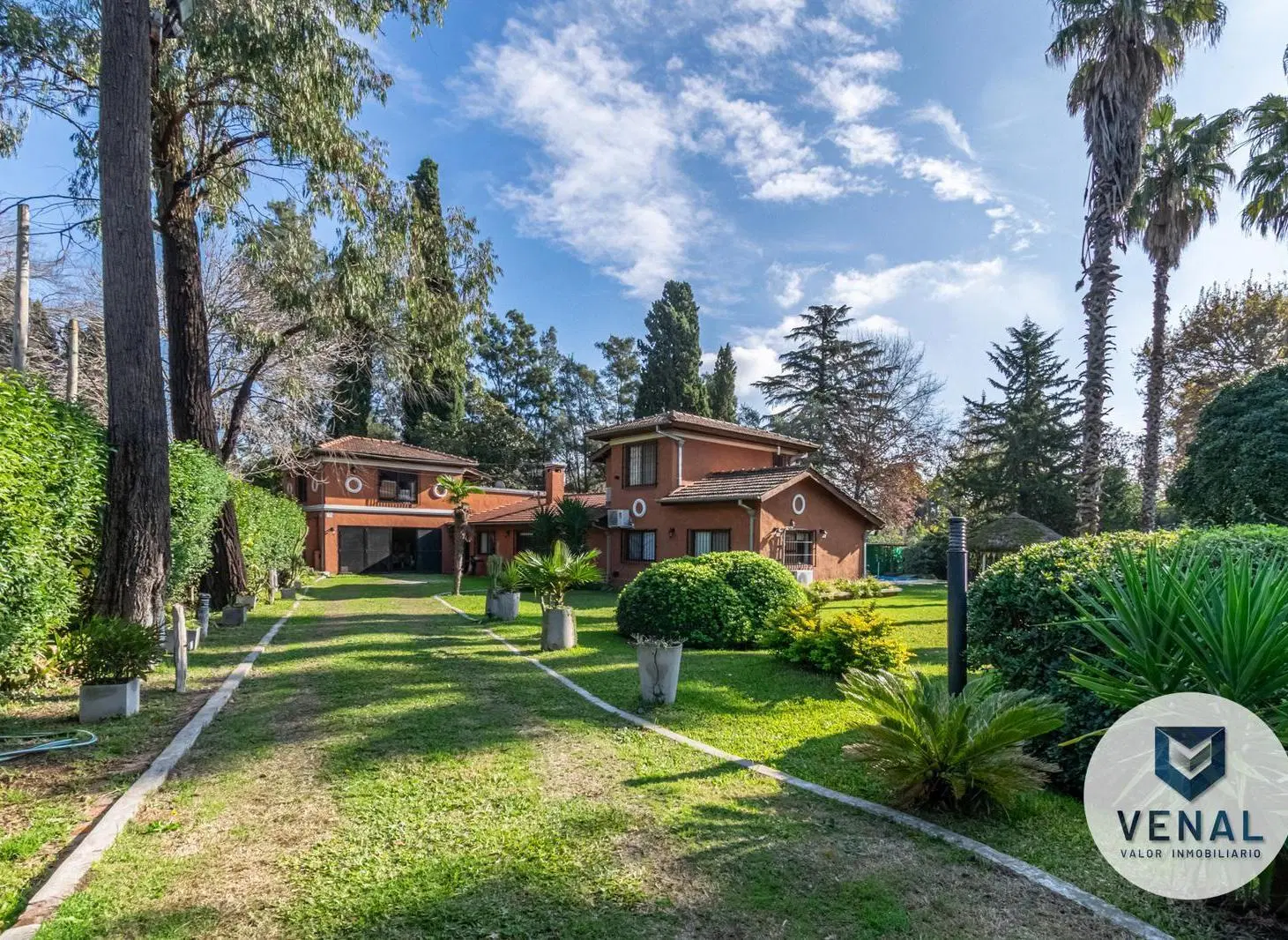 Casa en venta 6 ambientes · 3 dorm. (2 en suite)   playroom (o 4ta hab.) · pileta y quincho 4