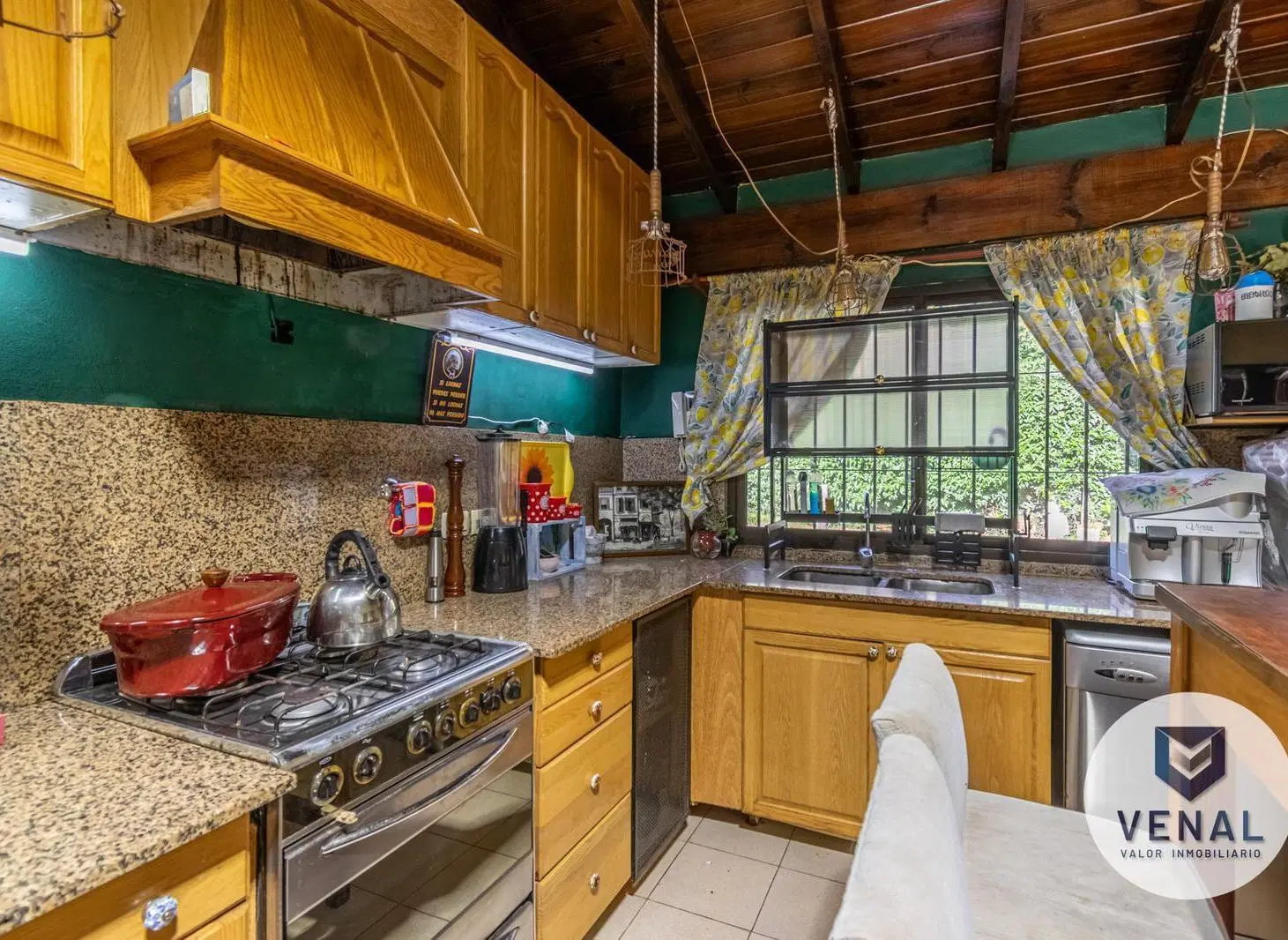 Casa en venta 6 ambientes · 3 dorm. (2 en suite)   playroom (o 4ta hab.) · pileta y quincho 8