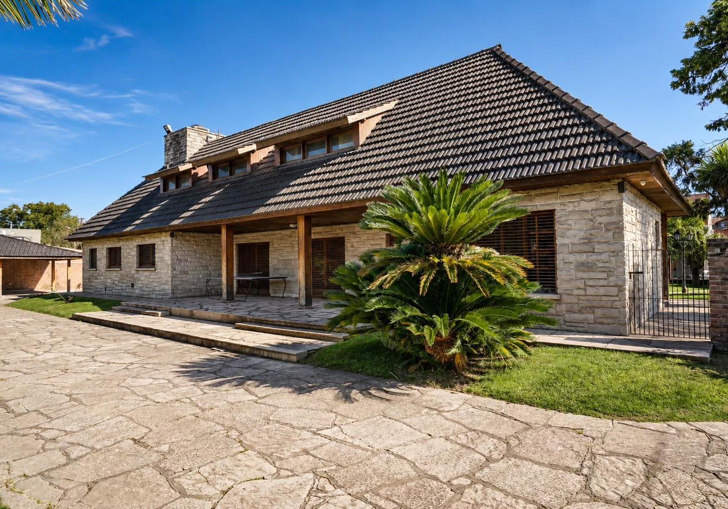 Venta casa 6 ambientes con pileta y quincho con parrilla