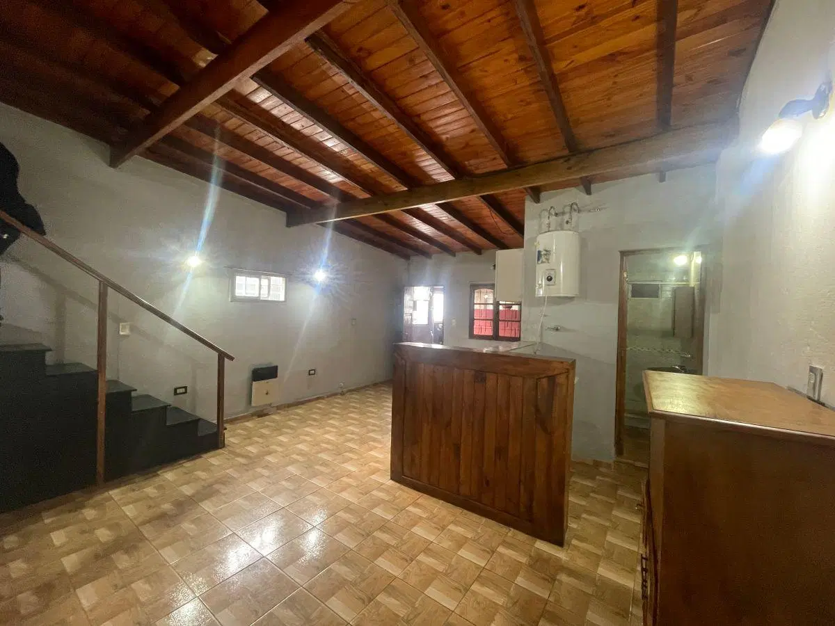 Departamento primer piso por escalera tres ambientes Av. Champagnat y Av. Colón 4