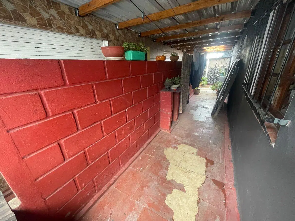 Departamento primer piso por escalera tres ambientes Av. Champagnat y Av. Colón 5