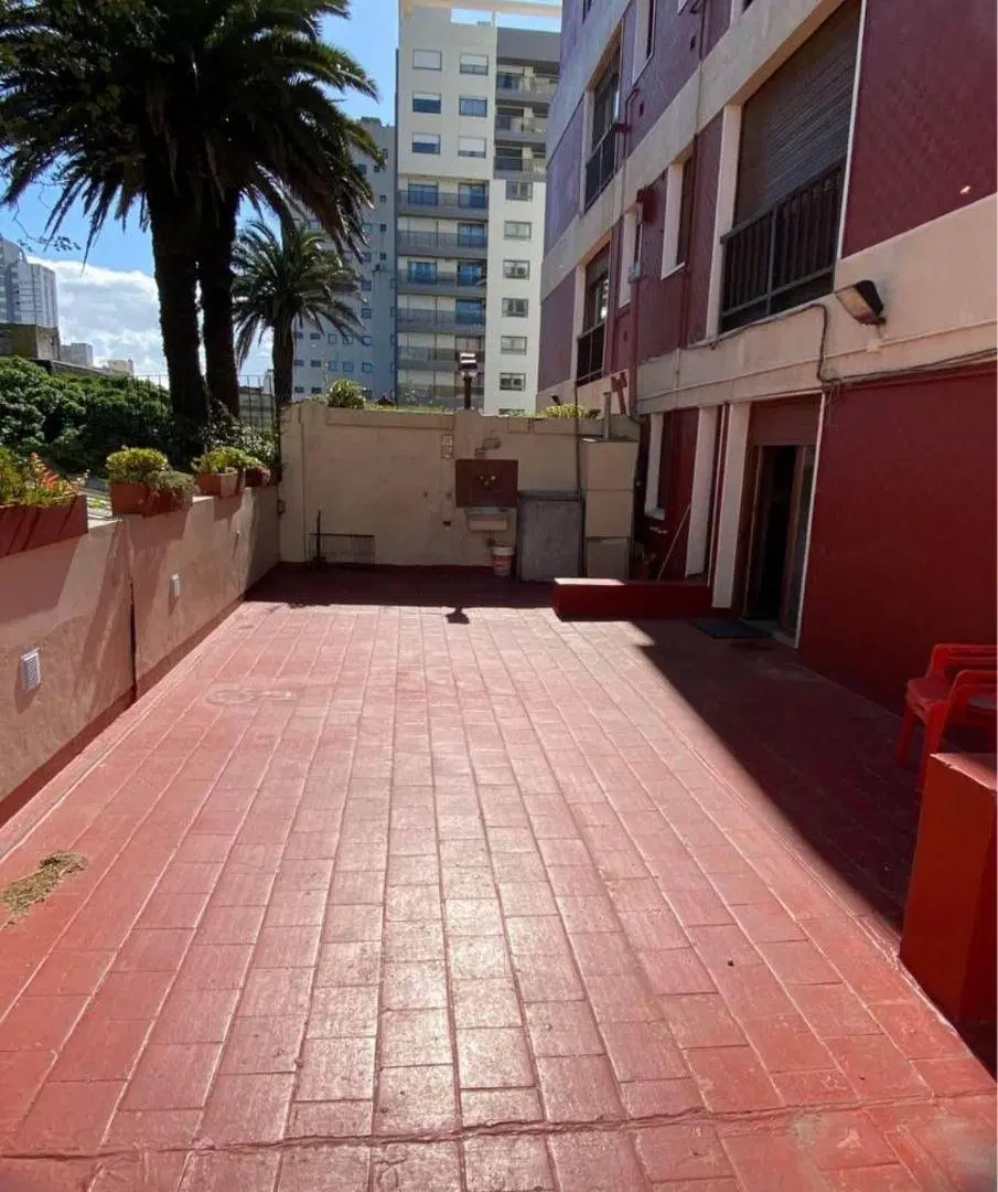 Departamento con 2 dormitorios en alquiler en La Perla con patio y cochera cubierta 4