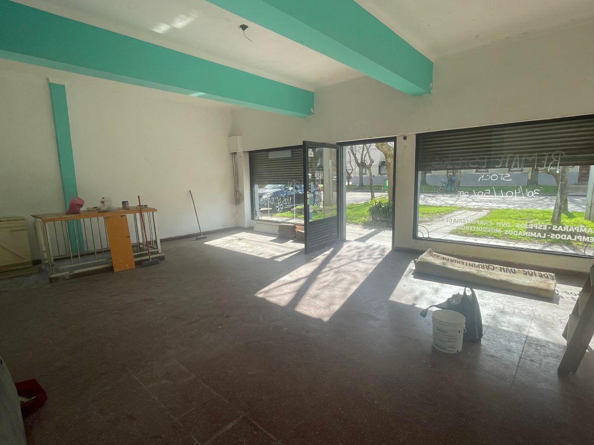 Foto de Local comercial de 80 m² en alquiler en Nueva Pompeya sobre avenida, imagen 3