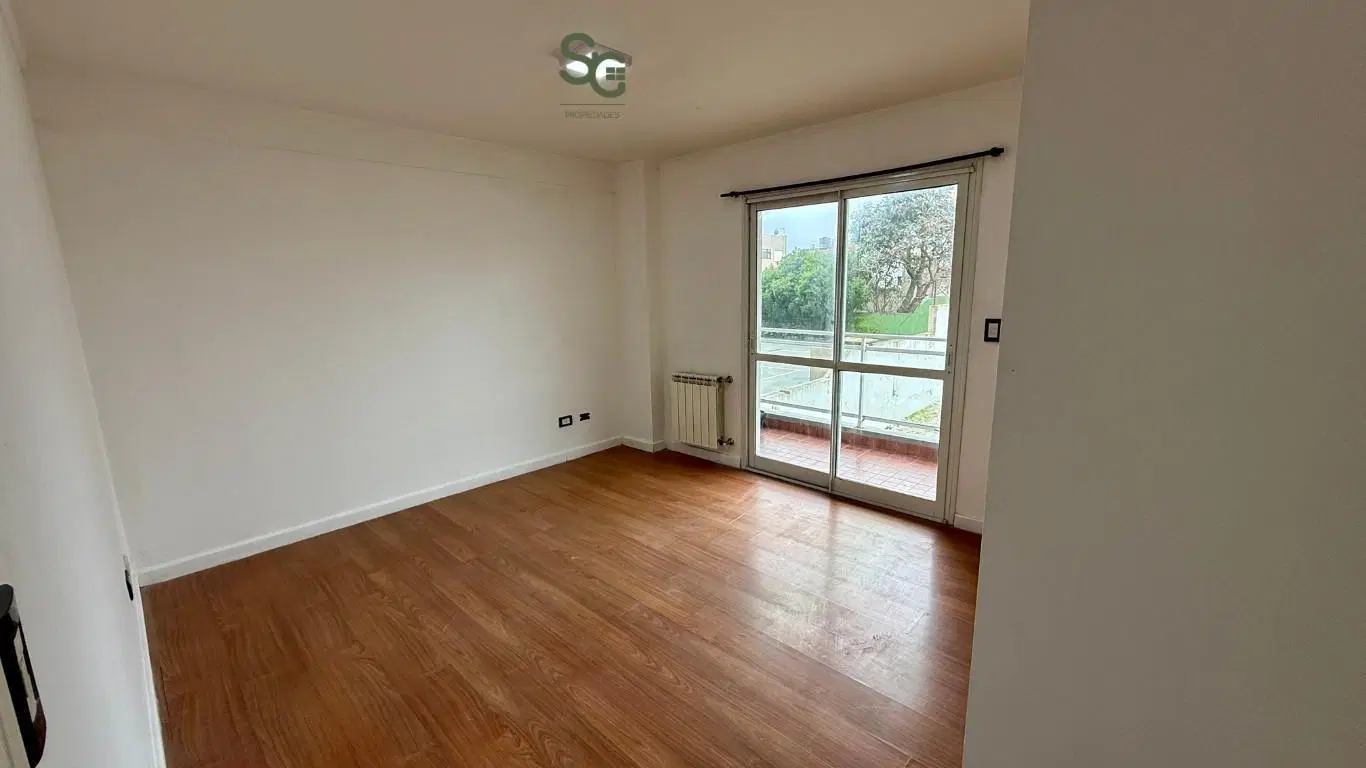Departamento de 3 ambientes a la calle con cochera. En Alquiler, La Perla, Mar del Plata 2