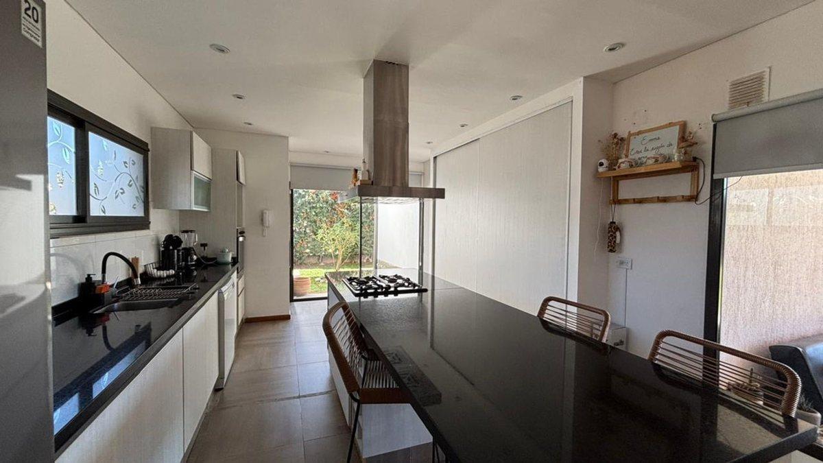 Foto de GRAN CASA DE CATEGORÍA EN VENTA Bº LICEO ETAPA 2/3, imagen 4