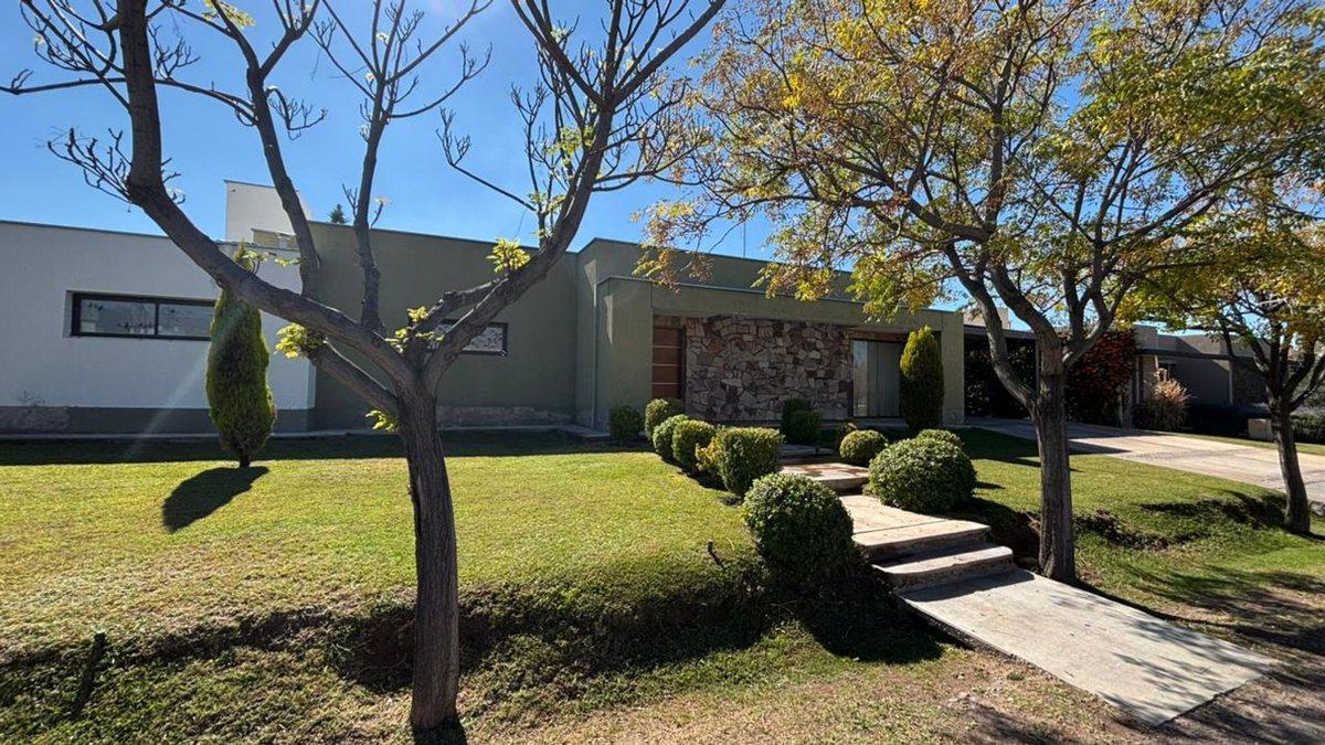 Foto de GRAN CASA DE CATEGORÍA EN VENTA Bº LICEO ETAPA 2/3, imagen 1