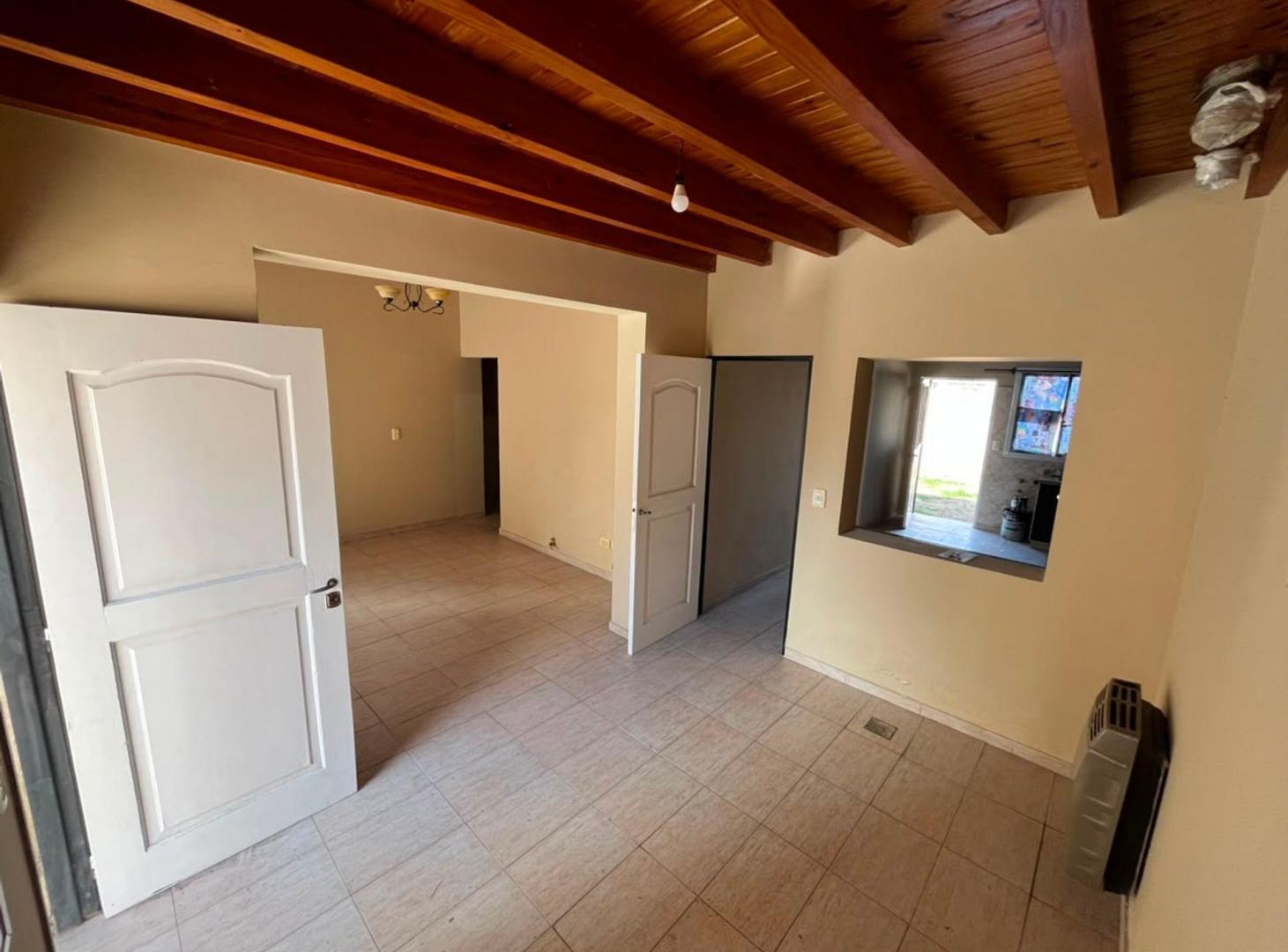 Foto de CASA EN ALQUILER CON AMPLIO JARDIN EN LAS HERAS, imagen 3