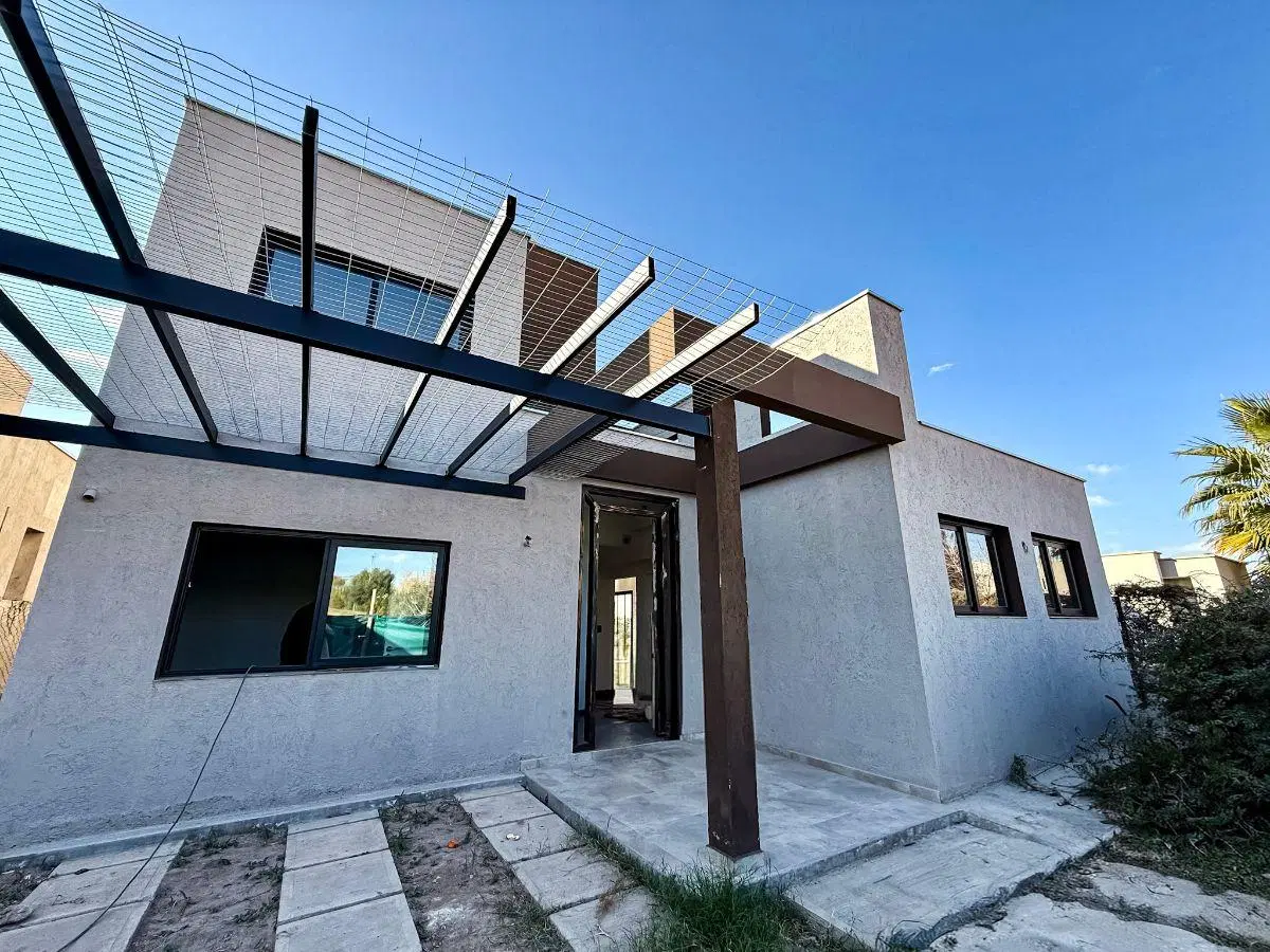 Casa moderna de 4 dormitorios + Estudio - El Portillo de Paso Maipú 5