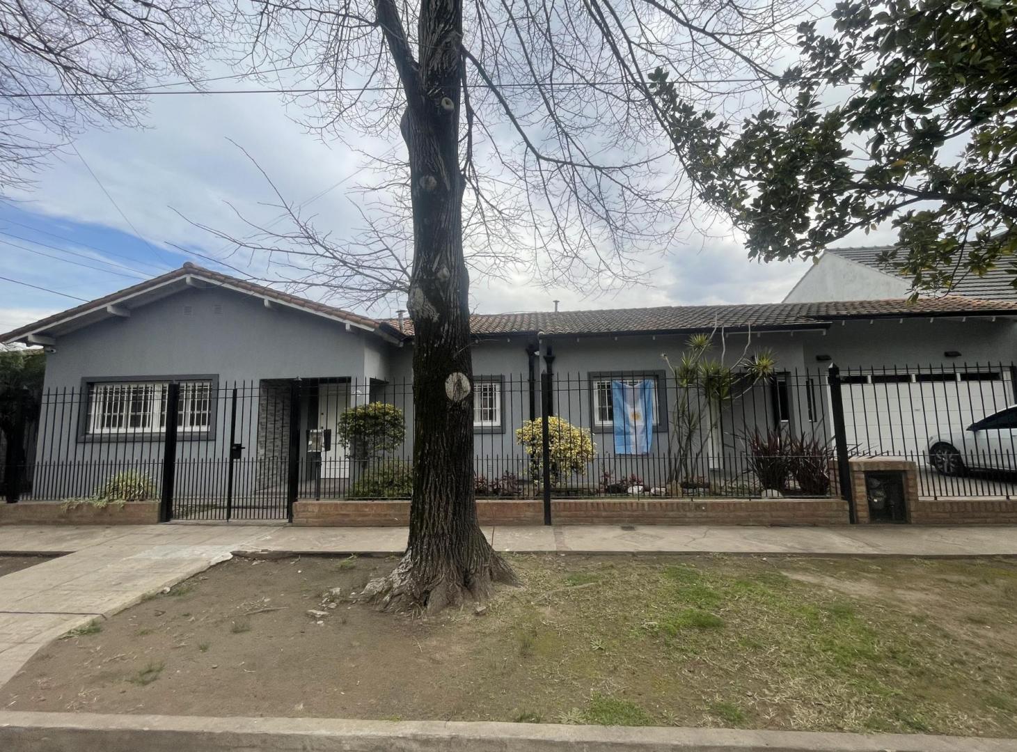 Foto de Casa 5 ambientes con Parque y Pileta - Ranelagh, imagen 2
