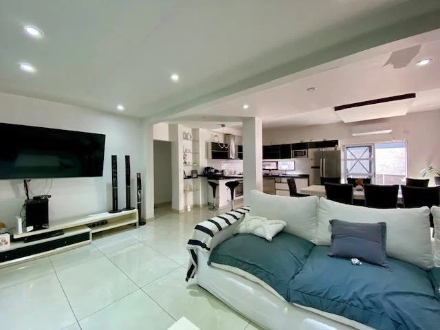 ALQUILER CASA 5 AMBIENTES CON PILETA EN BERNAL CENTRO 4