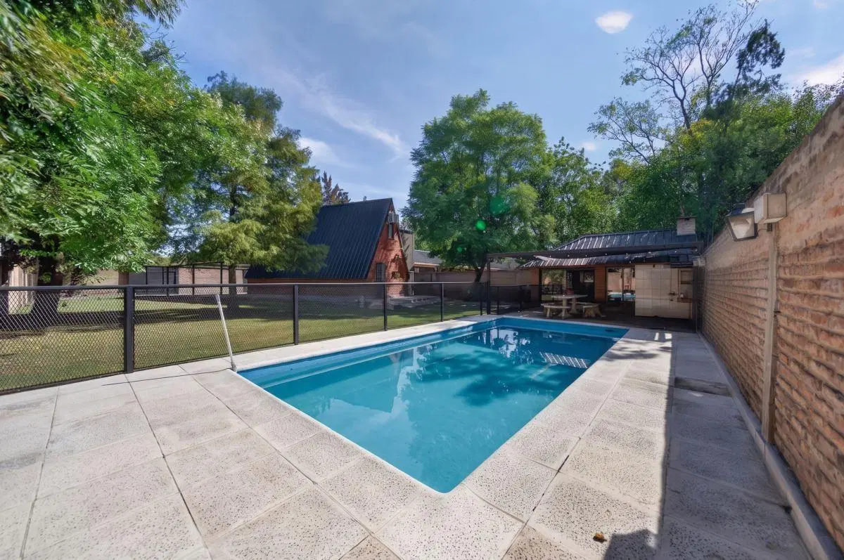 VENTA CASA QUINTA ALPINA CON PILETA Y QUINCHO PASO DEL REY MORENO 2