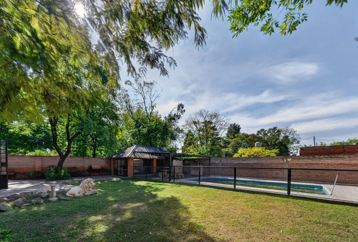VENTA CASA QUINTA ALPINA CON PILETA Y QUINCHO PASO DEL REY MORENO 3